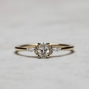 Bague de fiançailles en diamant taille ovale 8x6mm avec pierres latérales marquises | Bijoux de mariée minimalistes en argent sterling plaqué or 18 carats - Product Image 1