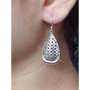 Elegantes Pendientes Colgantes Hechos a Mano en Plata de Ley 925, Diseño Minimalista Ligero en Forma de Pera, Inspirado en una Gota de Agua, Regalo Perfecto - Product Image 4