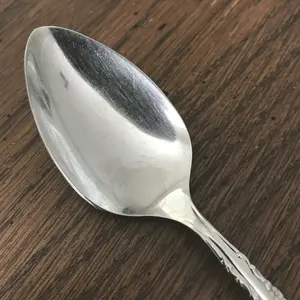 Ensemble de cuillères de luxe en métal doré et argenté pour une salle à manger et un service élégants Vaisselle parfaite pour la décoration intérieure moderne - Product Image 2