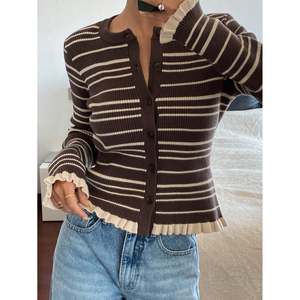 Cárdigan Casual de Mujer con Rayas Tejidas a Crochet, Botones y Volantes, Tallas S-XL, Personalizable OEM/ODM - Product Image 4