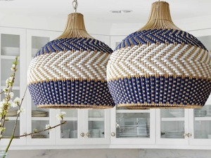 Abat-jour en rotin tissé bleu et blanc pour la décoration de la maison, luminaire suspendu, lampe de plafond, lumière pour hôtel de villégiature, tissé par des Vietnamiens - Product Image 3