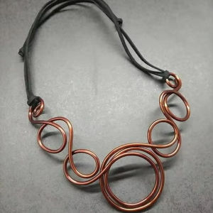 Collar con colgante de cobre Wid de cuero de alta calidad para usar ceremonia de compromiso fiesta de oficina Función de boda fiestas de Navidad - Product Image 1