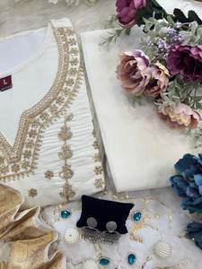 Traje Salwar de tres piezas de seda Chanderi con conjunto de Jumka pesado Amezing para Diwali especial para mujeres - Product Image 5