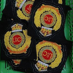 WOK Industries Badge de casquette LDHC brodé artisanal en fil de bullion, décoré de strass, base en feutre noir, 9 cm, rembourré et gaufré - Product Image 2