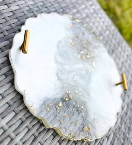 Plateau en résine blanc perlé avec poignées dorées et flocons d'aluminium Plateau de décoration artistique fait main pour table d'Inde - Product Image 4