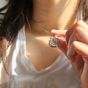 El Mejor Regalo de Navidad, Dije de Plata de Ley 925 Oxidada con Forma de Estrella, Estilo Religioso, Ligero, para Ella, para Todas las Ocasiones - Product Image 4