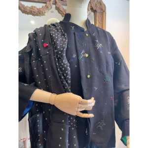 Pañuelo Cuadrado Floral de Diseño Personalizado FOLKLORE K23, Patrón Floral en Seda Bandhani, Hecho de Poliéster - Product Image 5