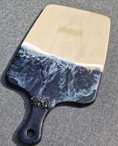 Planche à découper artistique en bois et en résine faite à la main avec un design abstrait idéal pour la présentation des aliments et l'affichage de la cuisine - Product Image 1