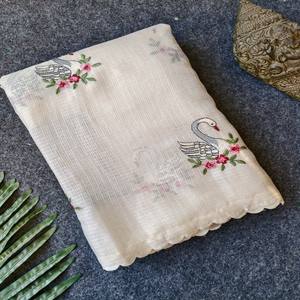 Sari VASTRA COTTAGE Pure Kota Doriya con bordado de cisne, borde calado y blusa roja bordada en contraste. - Product Image 1