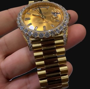 นาฬิกาหรูหรา รุ่นลิมิเต็ด ตัวเรือนสแตนเลสสตีล ประดับเพชรโมอิสซาไนต์ ความใส VVS ระดับ Iced  หน้าปัดอะนาล็อก ระบบออโตเมติก  กระจกแซฟไฟร์  ตัวเรือนสีทอง  ยี่ห้อ Miyota พร้อมฟังก์ชั่นแสดงวันที่ - Product Image 5