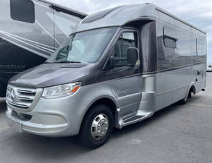 Autocaravanas Usadas Regency RV Ultra Brougham 25UL Más Vendidas, para 4-6 Pasajeros, EURO 5, Una Habitación, Interiores Espaciosos, Listas para Usar - Product Image 6