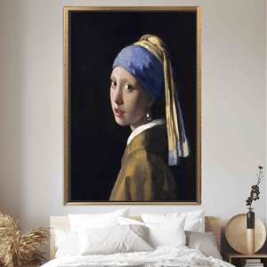 Femme élégante avec une boucle d'oreille en perle, art mural en verre imprimé sur toile, toile encadrée dorée - Product Image 1