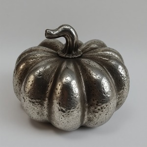 Lanterne citrouille en aluminium faite à la main, sculpture percée pour un éclat brillant, finition polie soulignant Halloween - Product Image 5