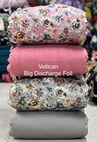 Tissu en satin japonais de luxe premium, imprimé numériquement, matière polyester douce et brillante, pour robes, gowns et sarees floraux de créateurs.