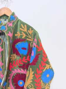 Veste Suzani faite à la main, veste en velours brodée, manteau d'hiver, veste florale pour femmes, veste courte hippie, veste chaude bohème - Product Image 4