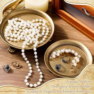 Plateau à bougies rond en métal couleur laiton avec pieds en griffes, support décoratif pour bijoux et bibelots - Product Image 3