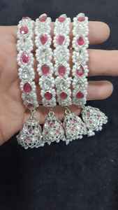 Bracelets en tissu brodé traditionnel Bijoux de mode parfaits pour les événements culturels Fonctions Mehndi et Sangeet - Product Image 4