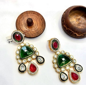 Pendientes tradicionales Kundan para mujer Jhumkas con detalles de perlas y Meenakari disponibles a un precio asequible desde la India - Product Image 1