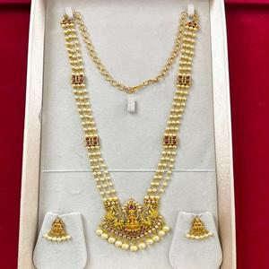 Ensemble de collier de perles longues et élégantes pour femmes et filles Bijoux de perles classiques avec boucles d'oreilles assorties Style traditionnel et contemporain - Product Image 1