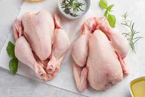 Achetez en gros des corps de poulet halal surgelés de qualité supérieure, livraison rapide disponible pour l'exportation, quantités en vrac, emballage sous vide prêt à l'emploi, Belgique - Product Image 3