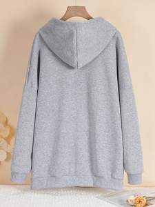 เสื้อฮู้ดดี้ผู้หญิงสีเทา ซิปหน้า ผ้าถักขนแกะ ทรงยาว ไหล่ตก มีเชือกผูก กระเป๋า ระบายอากาศได้ดี ผลิตจากผ้าฝ้าย จำหน่ายจำนวนมาก - Product Image 2