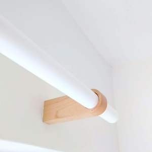 Support de rideau en bois conçu pour les maisons ethniques et contemporaines avec du bois durable et un aspect poli durable - Product Image 1