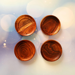 Dessous de verre faits à la main en bois de noyer avec des motifs uniques de grain naturel pour une décoration de table et des verres élégants par Tradebyd - Product Image 1