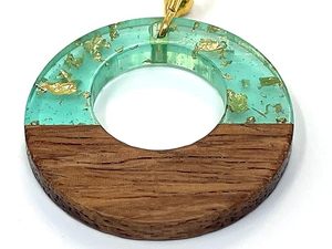 Pendientes de Resina Ecológicos Hechos a Mano de Alta Calidad, Diseño Artístico Único, Patrón Floral Pintado a Mano para Mujeres Modernas y Elegantes - Product Image 5