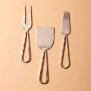 ที่ยกเค้กหรูหราพร้อมที่จับสีดำและใบมีดสีเงินเหมาะสำหรับเสิร์ฟเค้กขนมอบและขนมหวานในงานปาร์ตี้และงานอีเวนต์ - Product Image 2