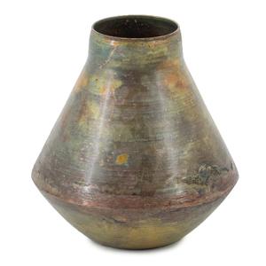 Florero de hierro de metal grande con diseño en relieve intrincado ideal para centro de decoración de interiores de estilo granja - Product Image 4