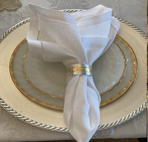 Rond de serviette martelé bicolore, or et argent, vaisselle rustique moderne, élégante, unique, en vrac, disponible au prix de gros. - Product Image 1