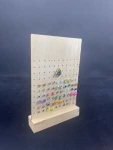 Présentoir de boucles d'oreilles en bois carré porte-bijoux pour goujons, cerceaux et boucles d'oreilles en bois naturel organisateur pour usage domestique - Product Image 5