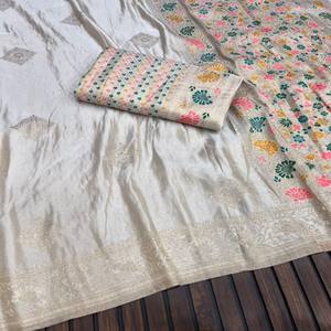 Sari en tissu viscose Mashru pur, tissage jacquard Jari, avec pallu riche en Meenakari, blouse assortie avec travail de tissage Meenakari - Product Image 3