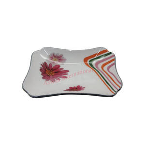 Forme carrée fabriquée en Inde Blanc et Or Plateau de service en métal moulé de haute qualité Vaisselle et articles de service personnalisables à vendre - Product Image 5