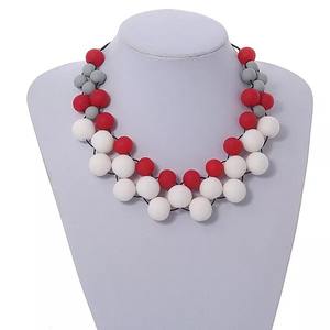 Global Artisan: Collier fait main avec perles en résine indienne Charme fantaisiste: Collier vibrant en résine fait main - Product Image 3