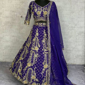 Tenue de festival de mariage ethnique indien Premium Faux Georgette Bridal Lehenga Choli avec broderie lourde et détails à paillettes - Product Image 1