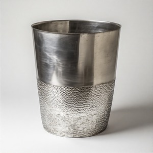 Maceta texturizada de niebla plateada con brillo de martillo profundo construida para adaptarse al estilo interior moderno o declaraciones de patio Premium - Product Image 4