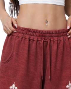 Pantalones Deportivos Anchos Personalizados con Estampado de Calavera y Espada Color Granate para Mujer, Pantalones Jogger de Felpa Holgados de Estilo Urbano, Fabricante OEM Personalizado - Product Image 2