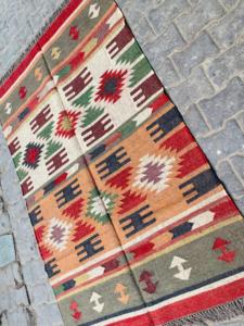 Tapis en jute fait main de haute qualité dernier tapis rectangulaire brodé à la mode pour la maison hôtel salon extérieur avec un design élégant - Product Image 4