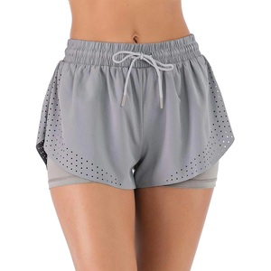 Short de sport Power Mesh pour femme 2 en 1 avec panneau extérieur en mesh respirant et couche intérieure de compression en mesh pour le basketball - Product Image 1