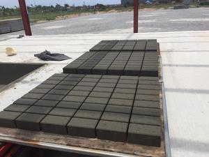 เครื่องทำอิฐคอนกรีตที่ทนทานสำหรับงานปูพื้น บล็อกกลวง และแม่พิมพ์ขอบถนน - Product Image 2