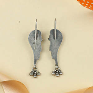 Pendientes Tridha Vintage de Plata 92.5 con Granate y Perla de Agua Dulce, Diseño de Gota Chapada en Oro, Estilo Vintage Encantador para Regalo - Product Image 3