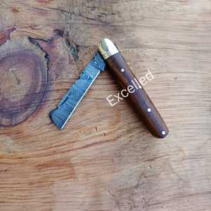 Cuchillo plegable de caza de acero de Damasco hecho a mano personalizado mango de madera con navajas de bolsillo de cuero gratis - Product Image 2