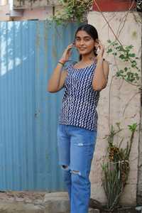 Tops sin mangas de algodón con estampado de bloques florales pequeños azul océano para mujer, técnicas tejidas de tela de gasa hechas a medida para ropa - Product Image 3