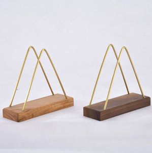 Porte-serviettes en métal triangle doré pour restaurants cafés hôtels avec base en bois pour fêtes quantité minimale de commande 100 pièces - Product Image 1