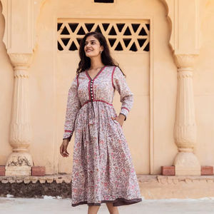 Robe midi bohème Venus, fabriquée à la main, en coton pur, imprimée à la main, à motifs floraux, décontractée, occasionnelle, beige rose, mode éthique - Product Image 1