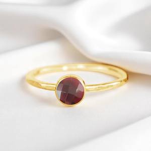 925 plata esterlina Eternity Vermeil banda martillada redonda facetada granate anillo de piedras preciosas joyería fina a granel al por mayor - Product Image 1