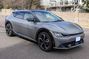 K-i-a E-V-6 GT-L-i-n-e A-W-D 2022 - Product Image 3