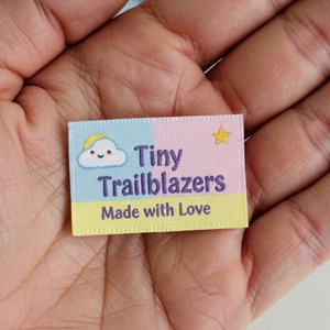 Directo de fábrica OEM/ODM Soluciones Personalizable Ecológico Satén Tafetán Damasco Etiquetas tejidas Color personalizado para la moda diaria - Product Image 5