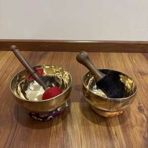 Bol chantant en bronze de style traditionnel himalayen Thème bouddhiste pour la guérison des chakras et la thérapie par le son - Product Image 1